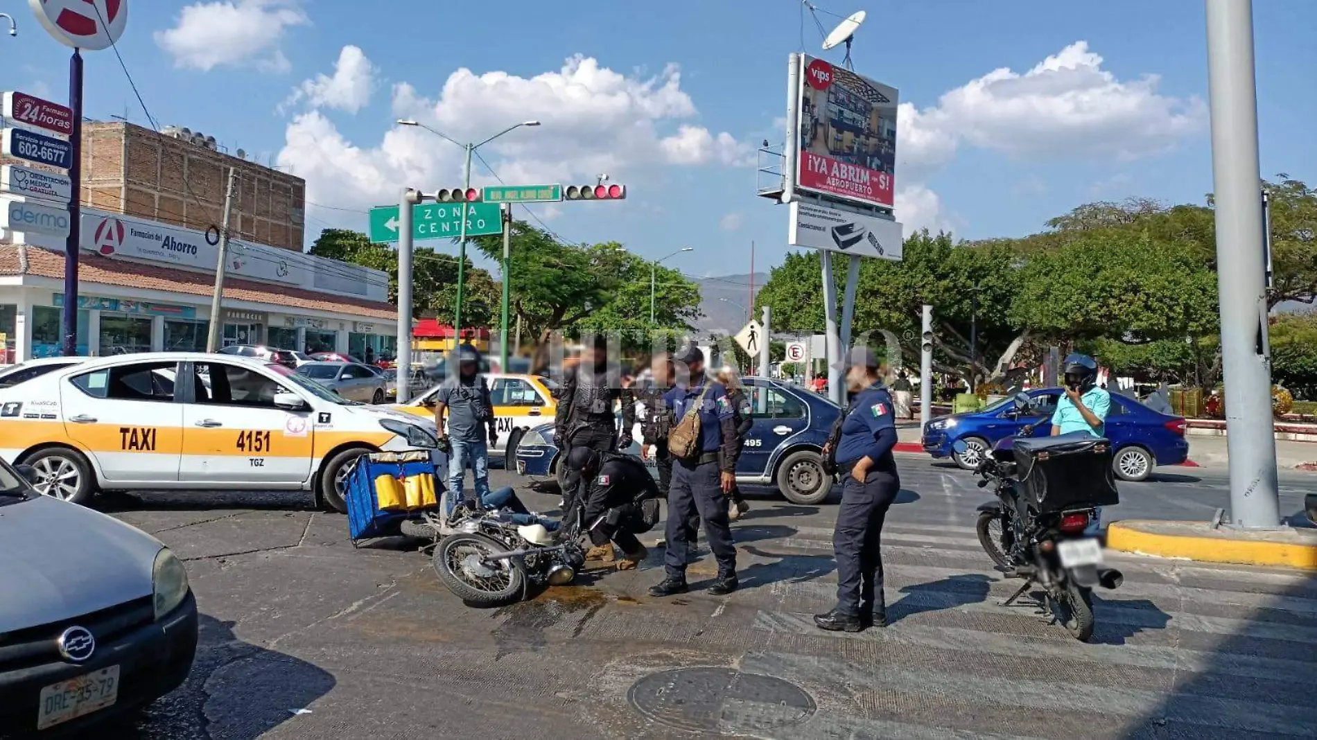 taxi colisiona contra motocicleta